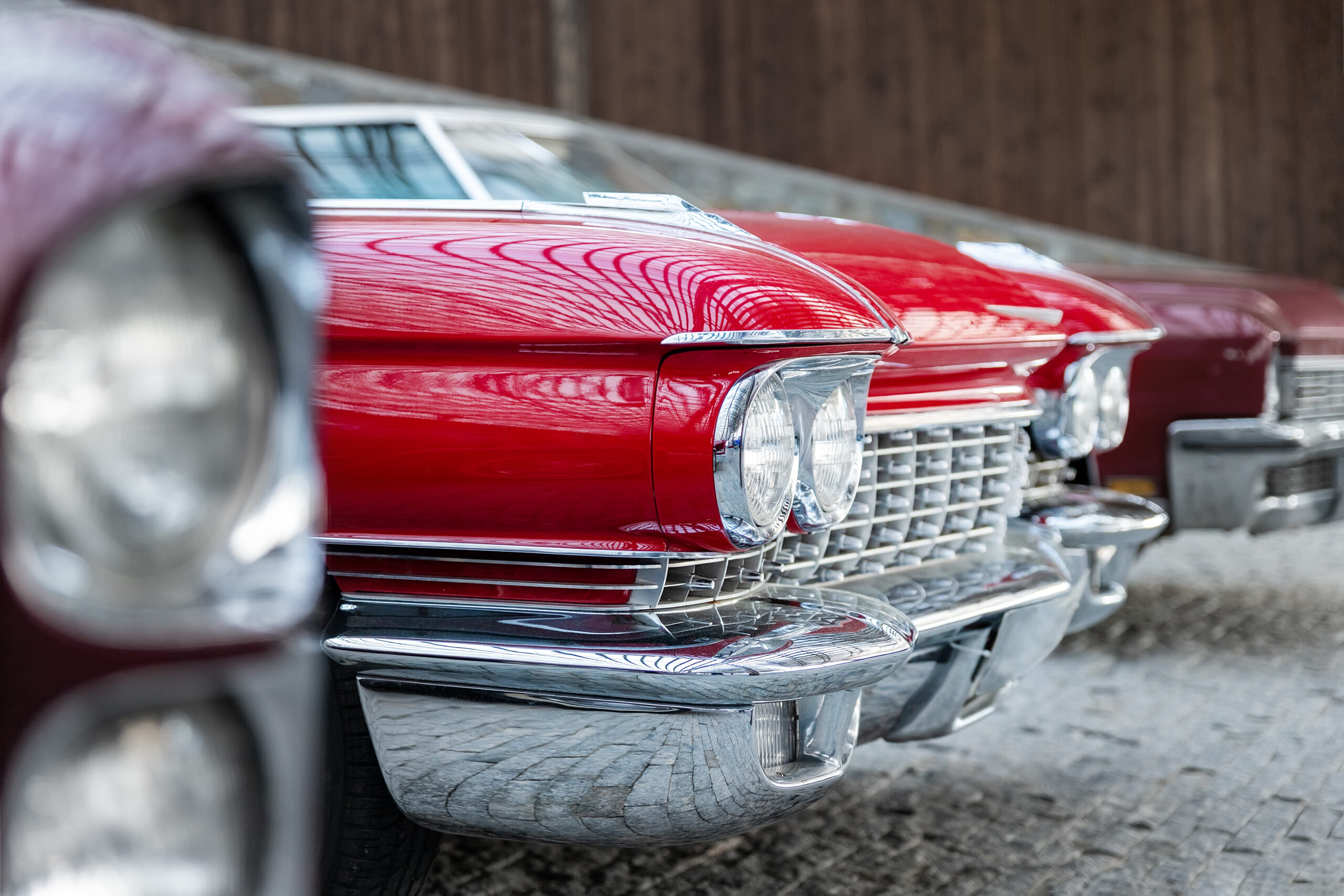 https://jobs-swf.de/wp-content/uploads/2023/06/many-classic-red-vintage-old-american-cars-parked-2022-09-27-01-00-30-utc-scaled.jpg
