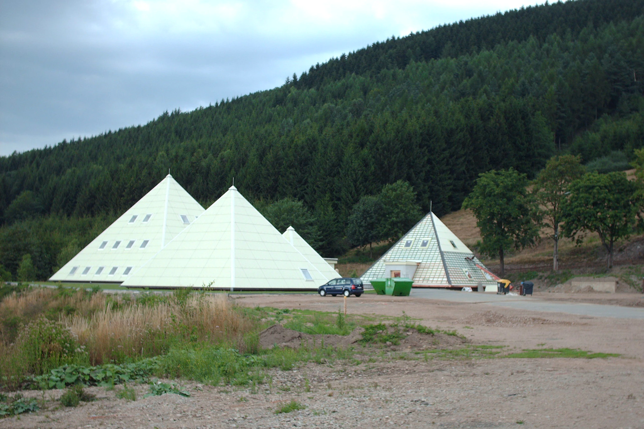 https://jobs-swf.de/wp-content/uploads/2023/06/lennestadt-pyramiden.jpg